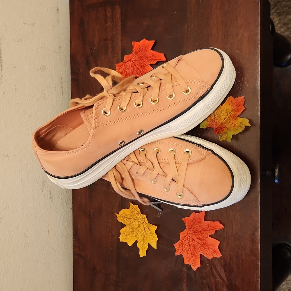 CONVERSE PLATFORM  SNEAKER in peach/pink SZ 9